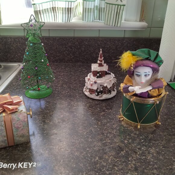 Neiman Marcus 70's & 80's Christmas Figurines Sculptures & Musicals RARE LOT - Picture 8 of 11